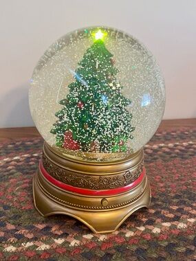Hallmark Musical Snow Globe, 2013, “O Christmas Tree”